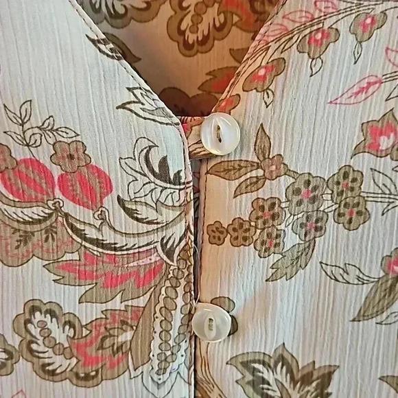Club Z Collection Beige Floral Plus Size Top 1X - Picture 4 of 6
